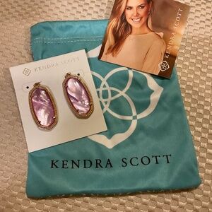 NWT KENDRA SCOTT ELLE LAVENDER PEARL EARRINGS.